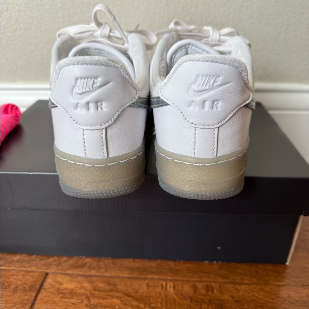 Nike Women/Men Air Force 1 White Sneakers with Silver Swoosh 7 NIB - Picture 2 of 5